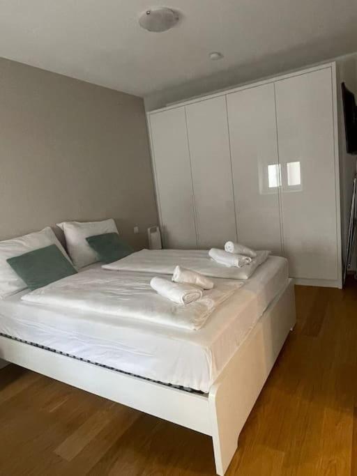 New Central Apartments Westbahnhof Wina Bagian luar foto