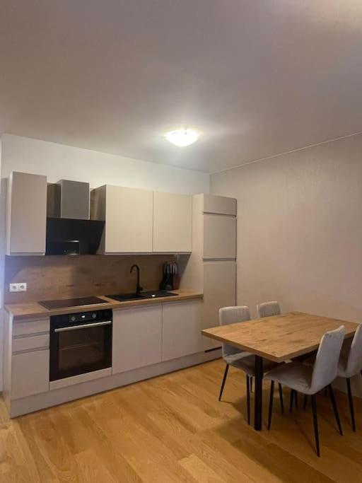New Central Apartments Westbahnhof Wina Bagian luar foto