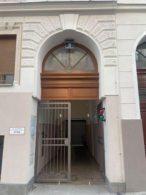 New Central Apartments Westbahnhof Wina Bagian luar foto
