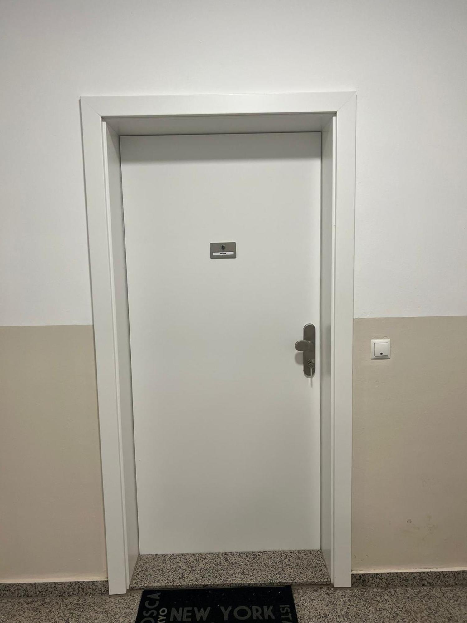 New Central Apartments Westbahnhof Wina Bagian luar foto
