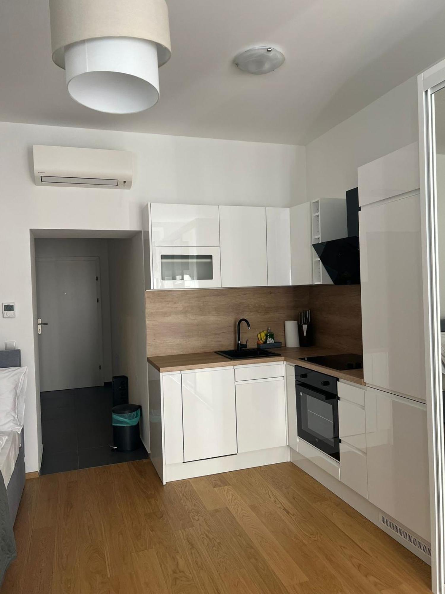 New Central Apartments Westbahnhof Wina Bagian luar foto