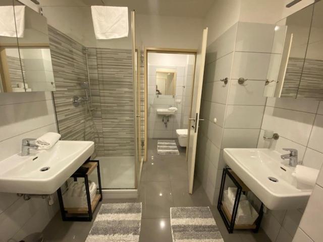 New Central Apartments Westbahnhof Wina Bagian luar foto