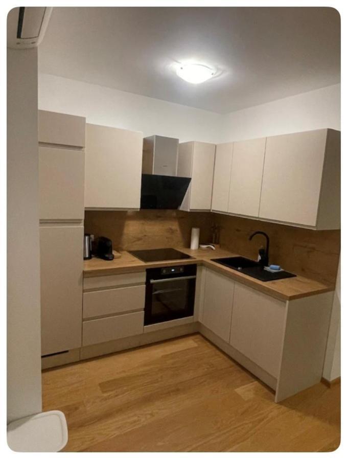 New Central Apartments Westbahnhof Wina Bagian luar foto
