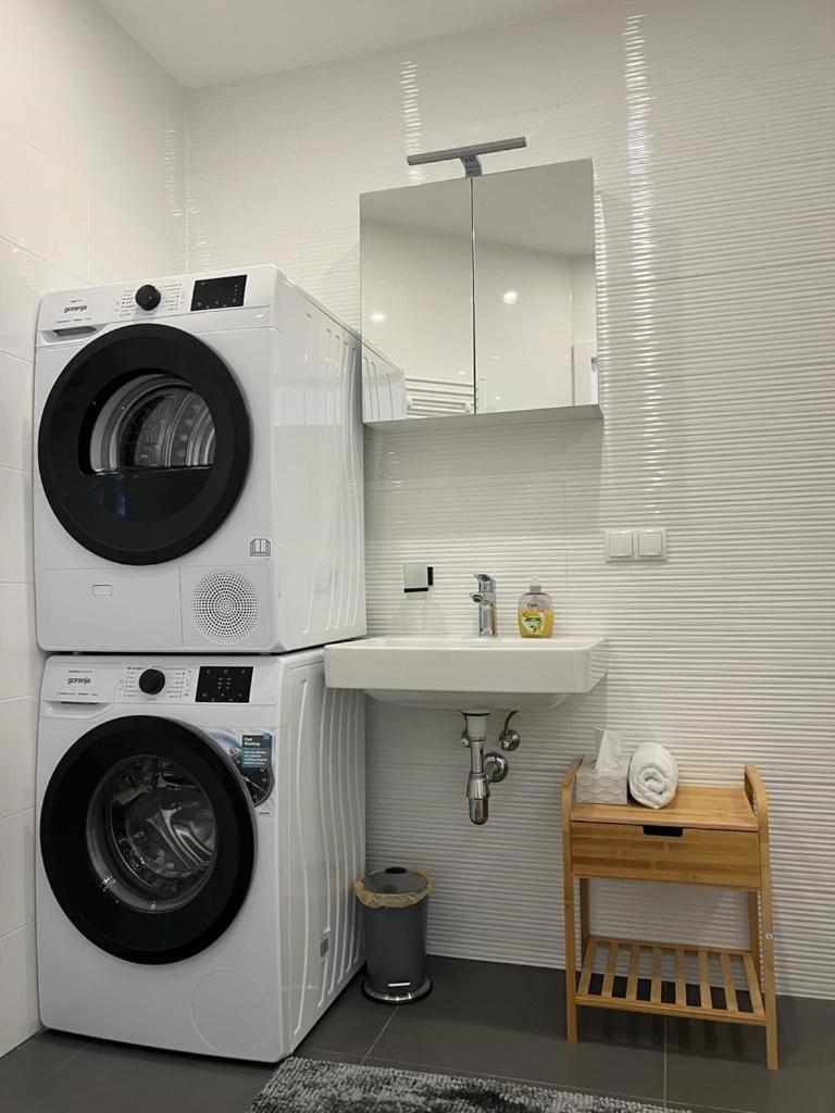 New Central Apartments Westbahnhof Wina Bagian luar foto