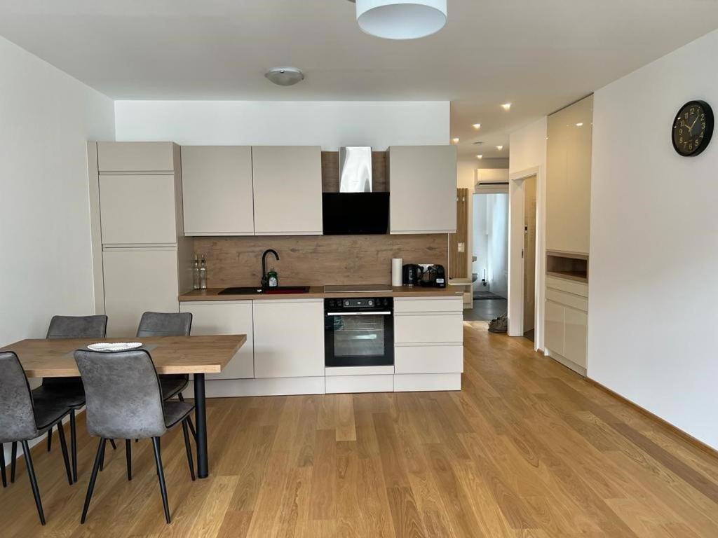 New Central Apartments Westbahnhof Wina Bagian luar foto