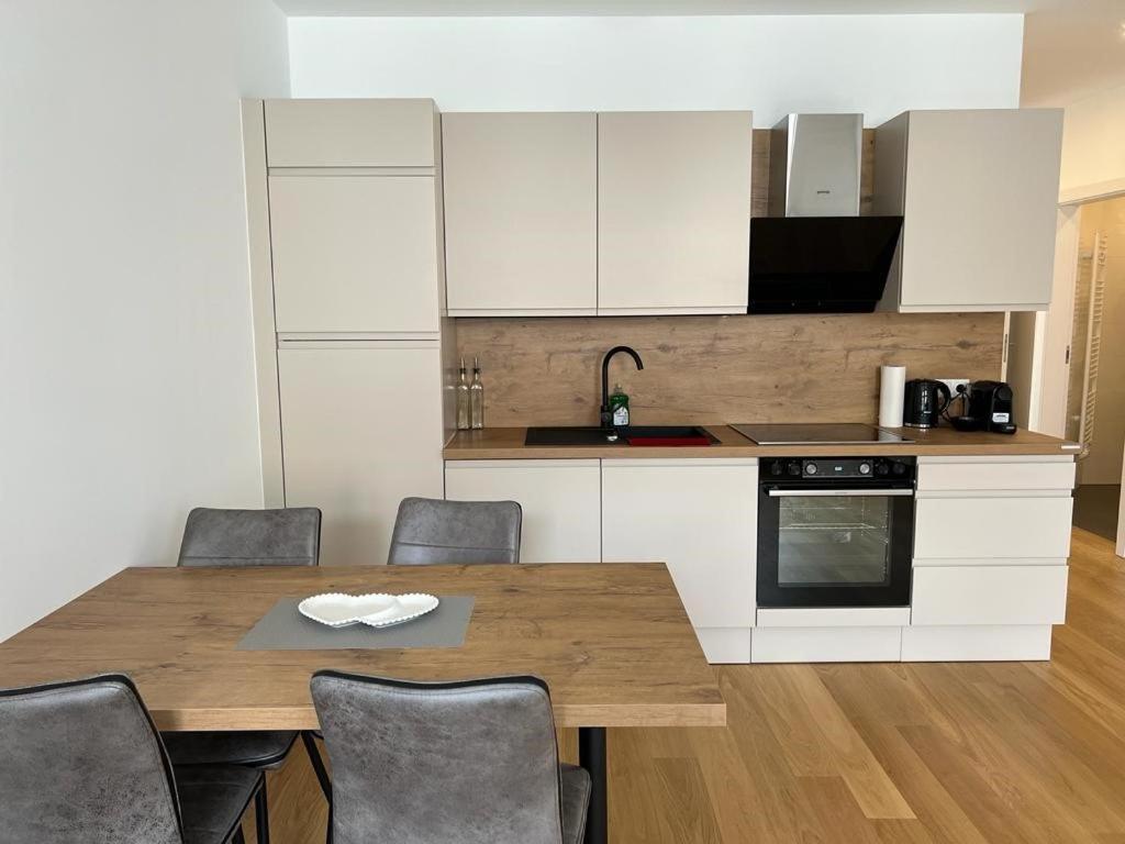 New Central Apartments Westbahnhof Wina Bagian luar foto