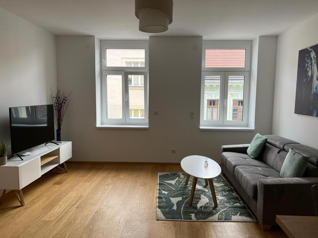 New Central Apartments Westbahnhof Wina Bagian luar foto
